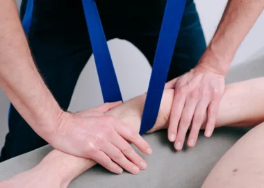 Elleboogklachten: oorzaken, behandeling en herstel