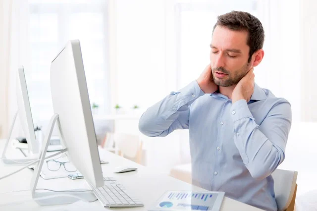 Terug aan het werk? Zo voorkomt u nek- en schouderklachten met de juiste werkhouding