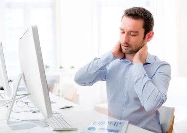 Terug aan het werk? Zo voorkomt u nek- en schouderklachten met de juiste werkhouding